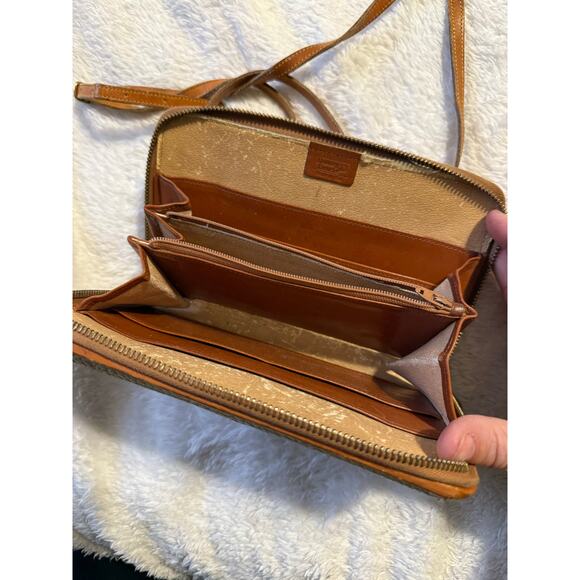 VTG Dooney & Bourke Zip-Along Wallet Small Crossbody Bag All-Weather Leather - Picture 3 of 6